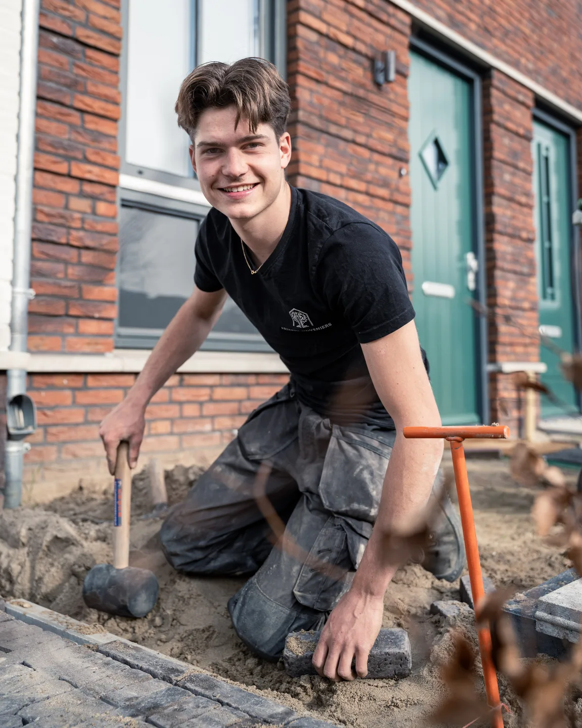 Portret van een hovenier tussen de bestrating