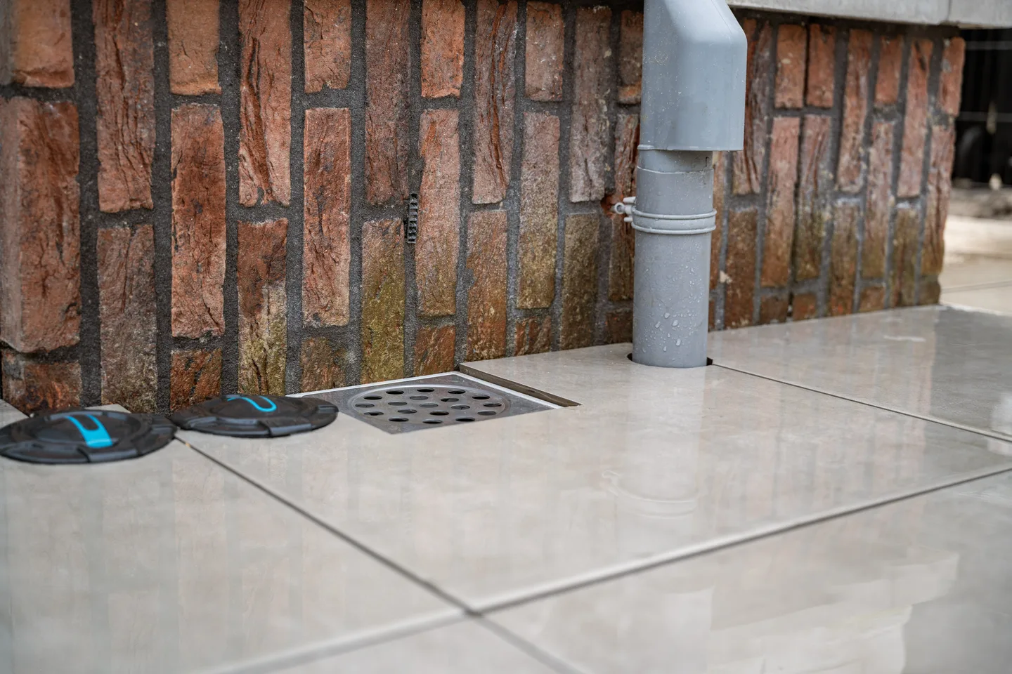 Nieuw terras naast een houten gevel