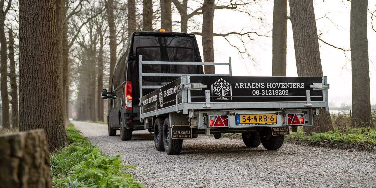 Werkbus van Arieans Hoveniers tussen de bomen
