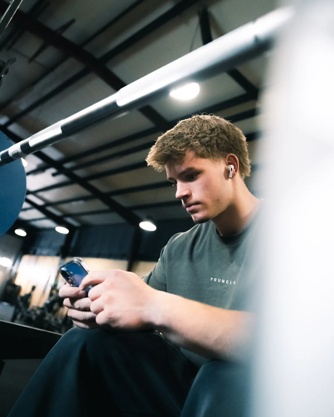 Trainer begeleidt een sporter met dumbbells