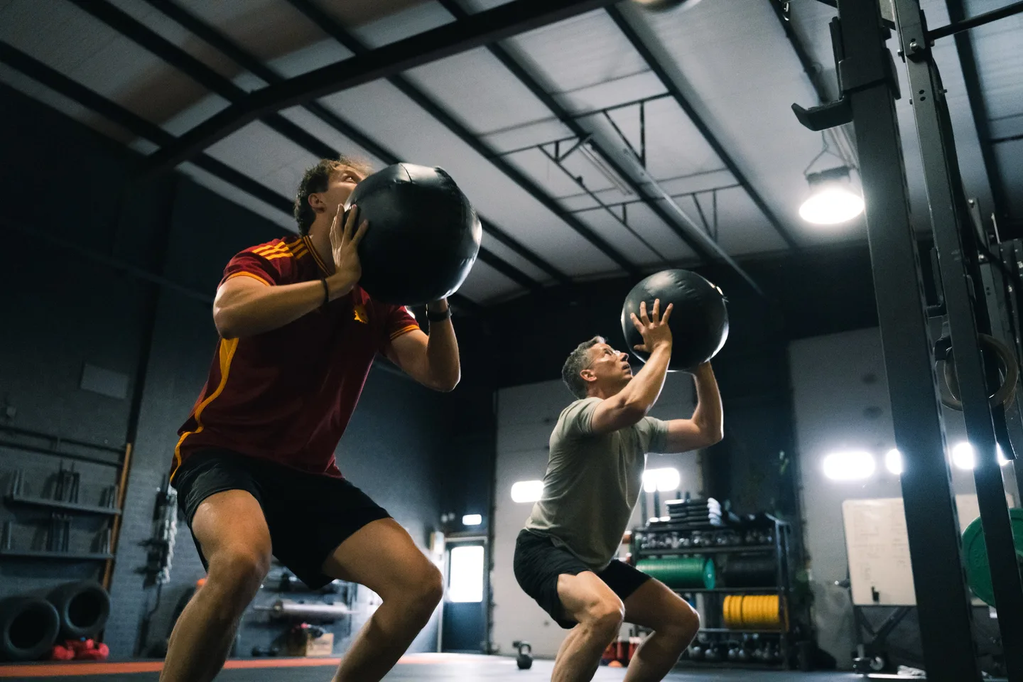 Trainer helpt een sporter tijdens een oefening