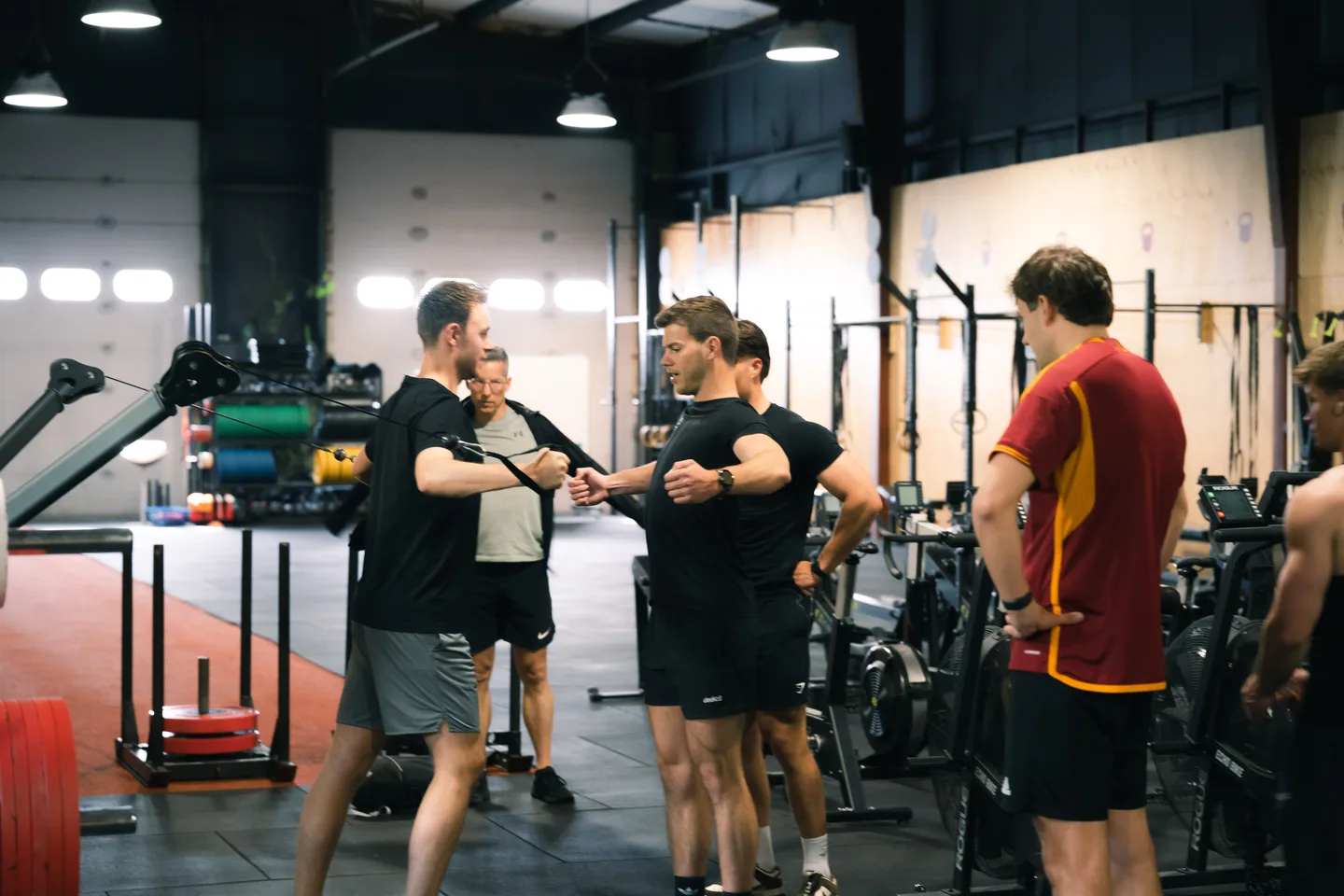 Trainingsgroep verzameld op de gymvloer