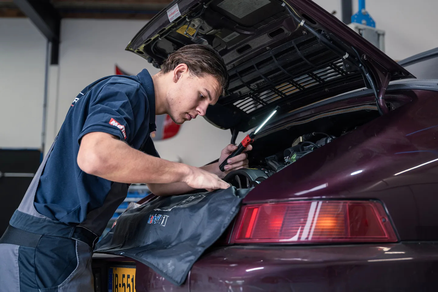 Controle van carrosseriewerk in de werkplaats