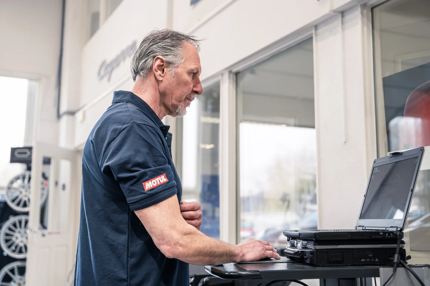 Technicus achter een diagnosewerkplek