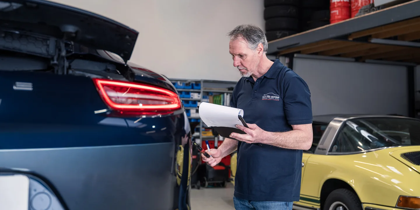 Detailwerk aan een auto in de GTAX-werkplaats