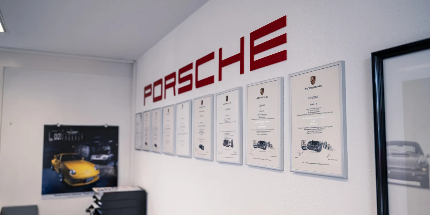 Porsche-presentatie in het kantoor van GTAX Repair