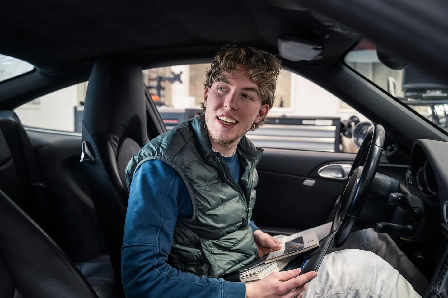 Medewerker van GTAX Repair in een auto