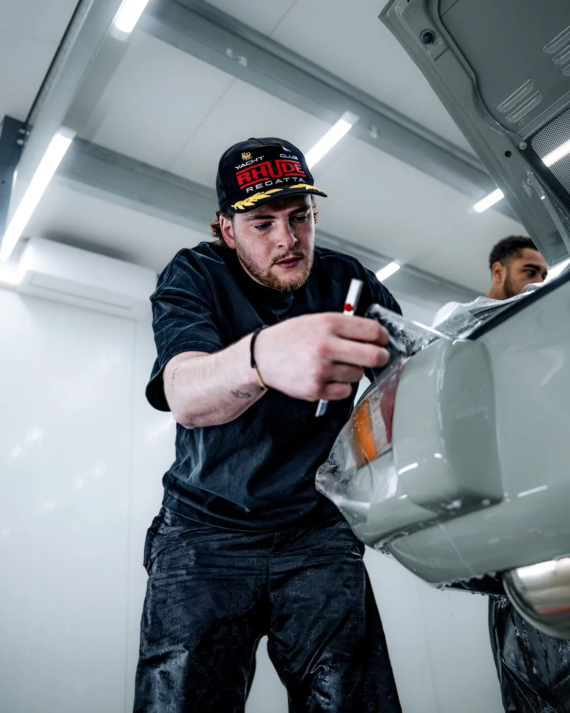 Specialist gebruikt een heteluchtpistool bij het wrappen