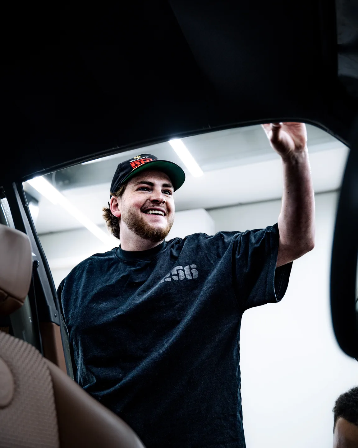 Portret tijdens het werk aan een auto