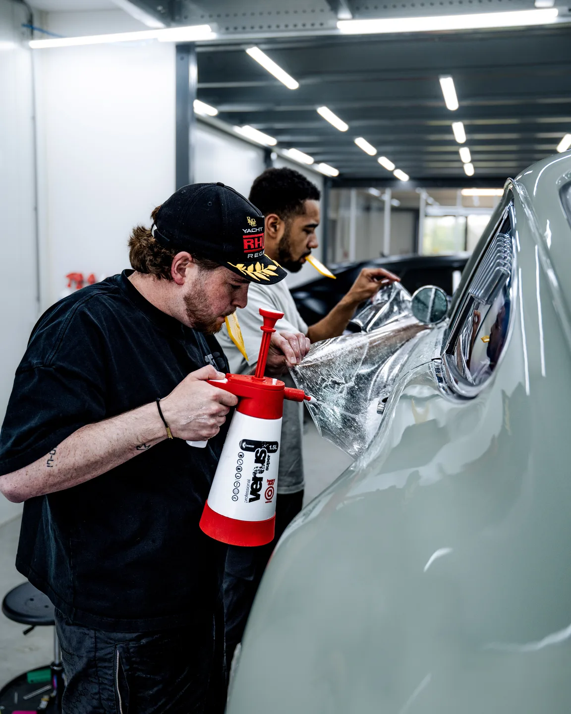 Wrapfolie wordt glad aangebracht op de carrosserie