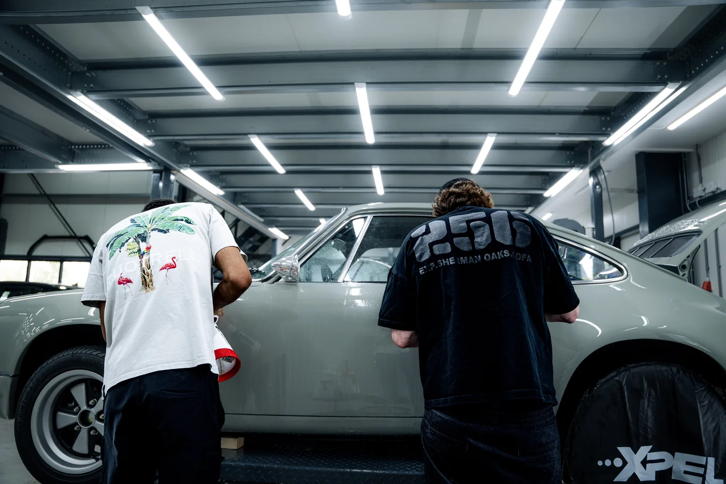 Team brengt folie aan op een witte auto