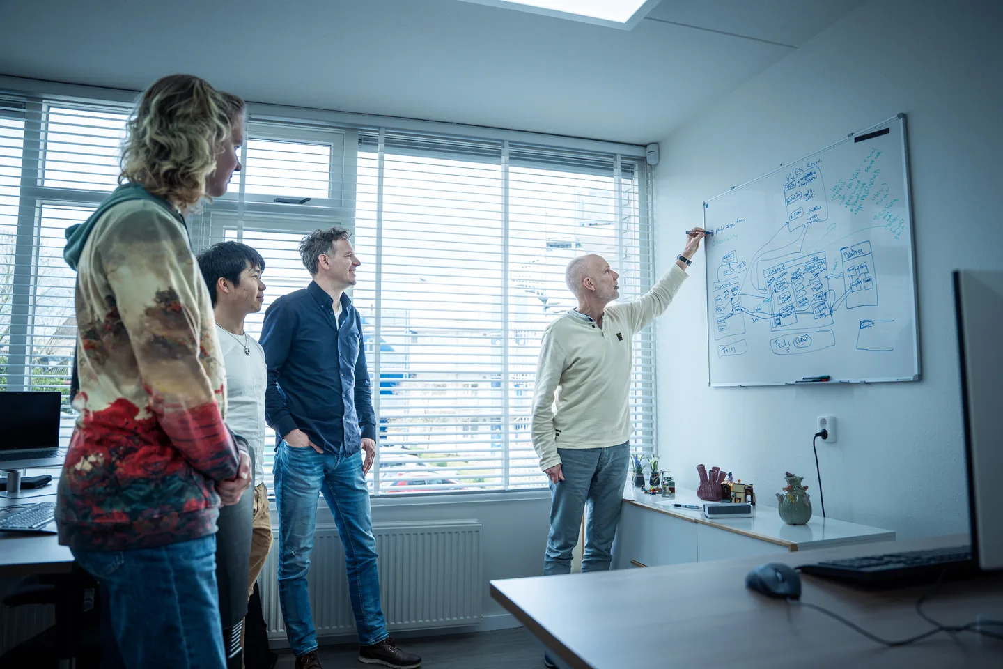 Collega’s in gesprek in een lichte werkruimte