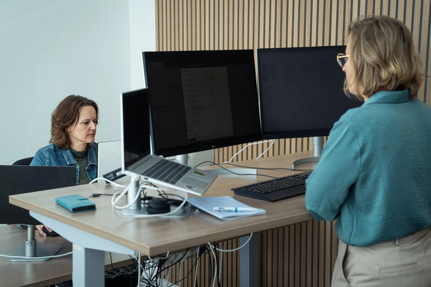 Persoonlijk gesprek aan een bureau