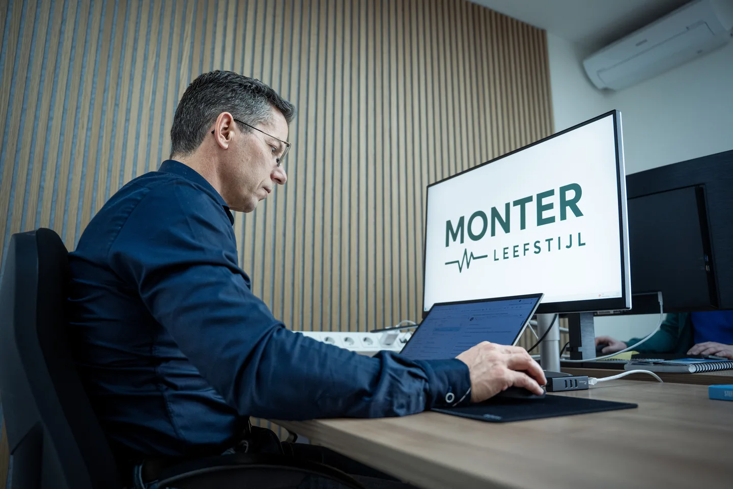 Medewerker aan het werk achter een computer