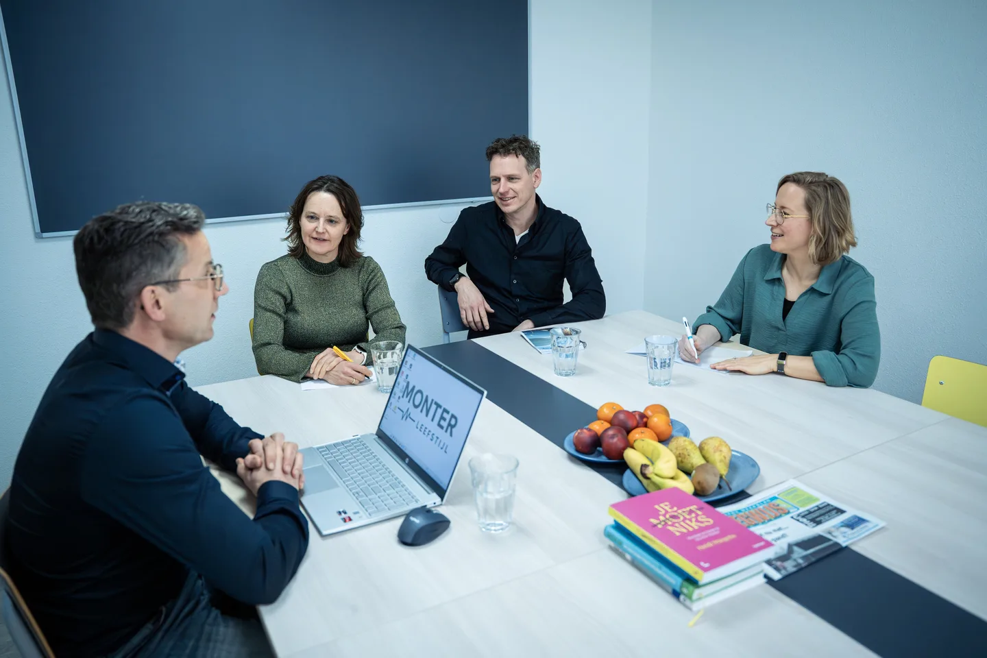 Teamoverleg rond een werktafel