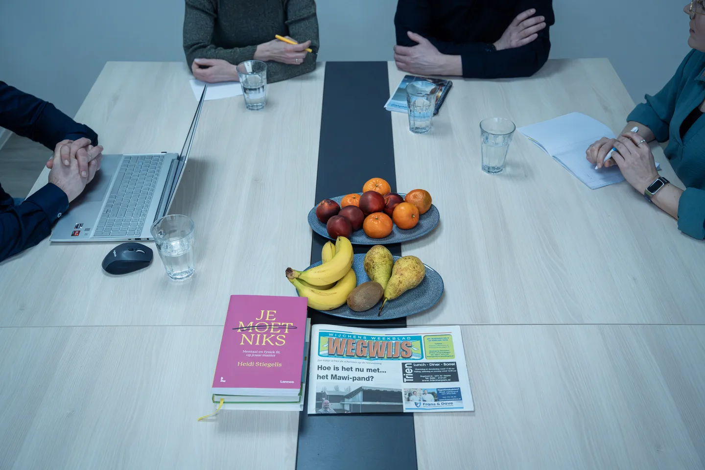 Bovenaanzicht van een tafel tijdens een teamoverleg