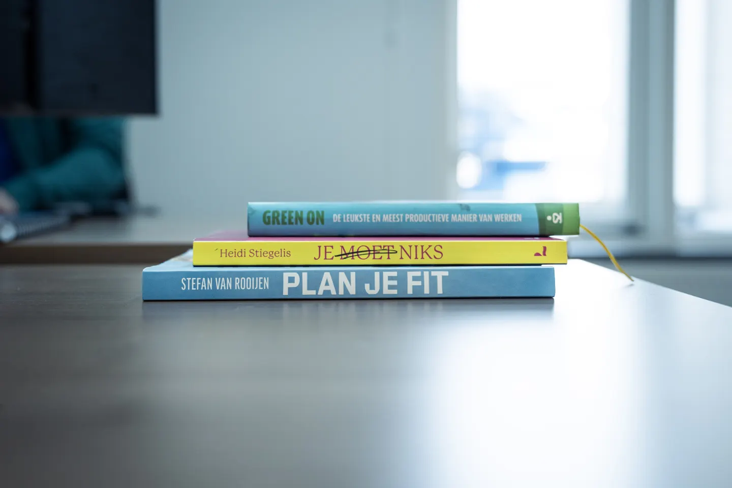Boeken en werkmateriaal in de ruimte van Monter Leefstijl