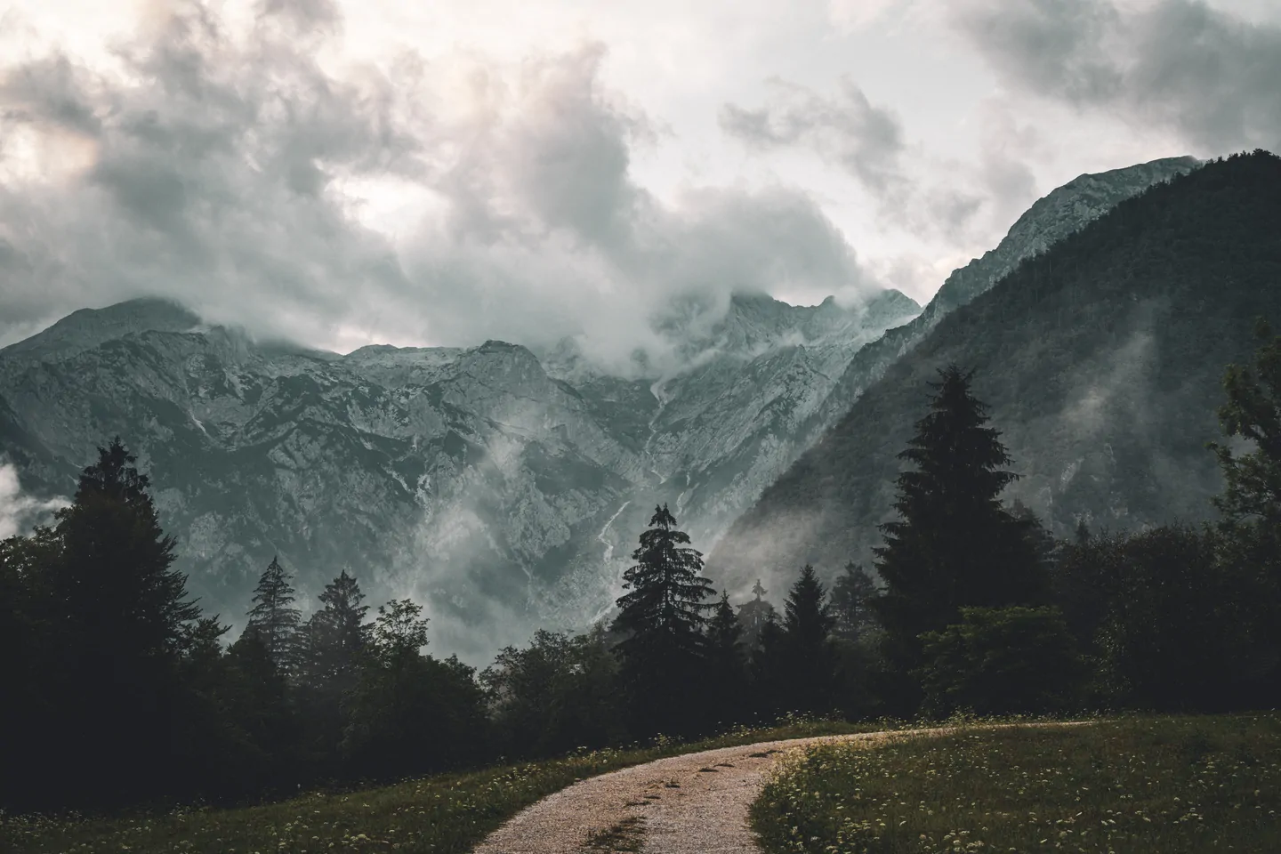 Bergweg onder een dramatische wolkenlucht