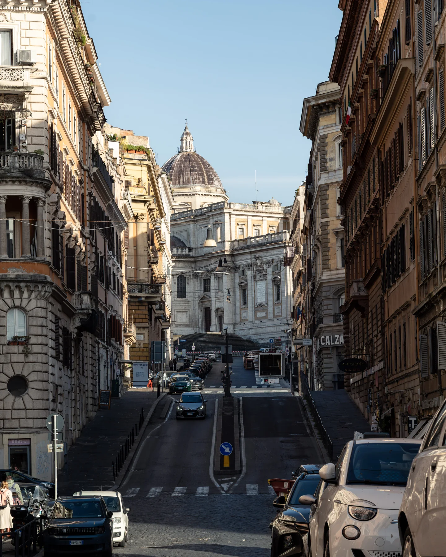 Zicht door een straat in Rome op monumentale architectuur