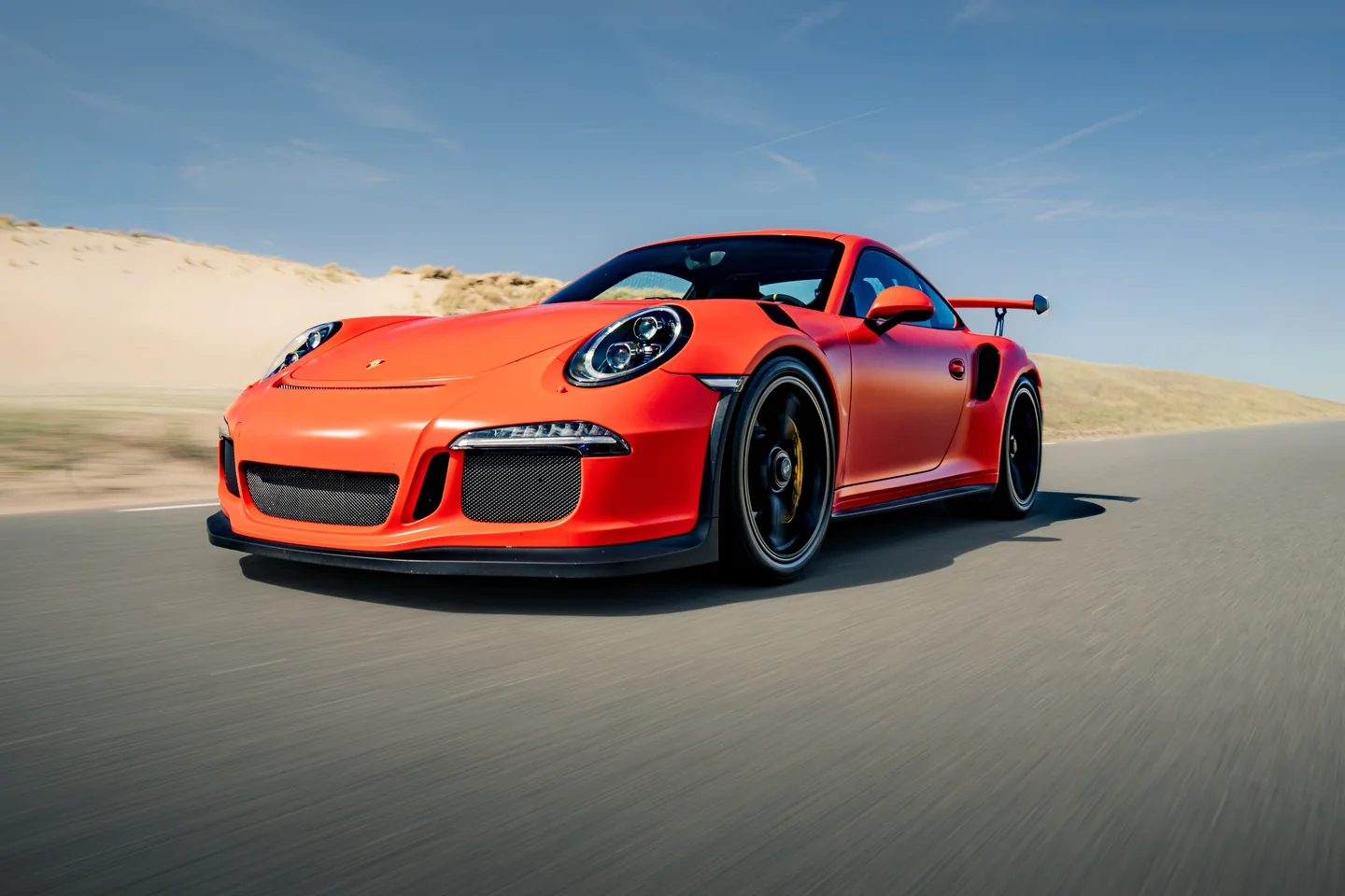 Rode Porsche gefotografeerd in beweging
