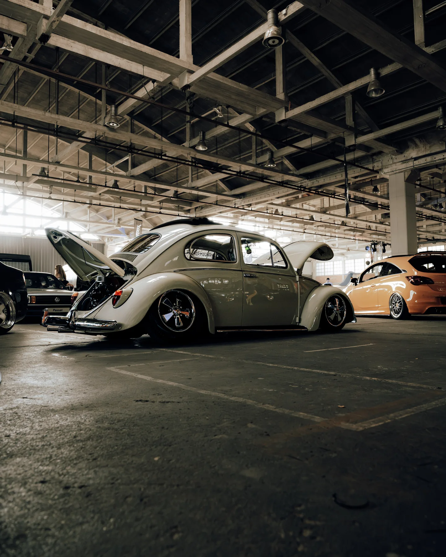 Klassieke auto’s opgesteld in een evenementenhal