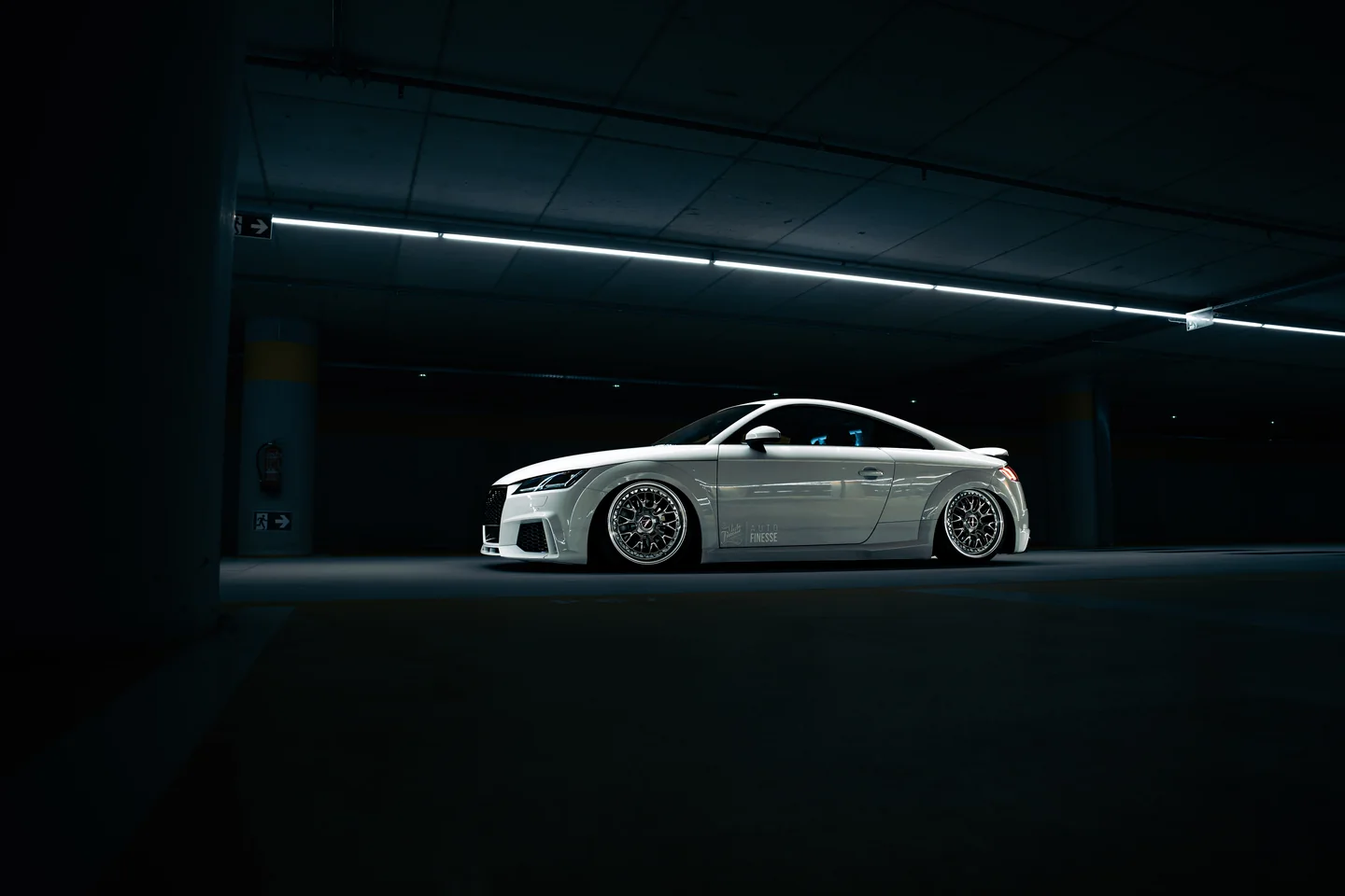 Witte Audi TT onder grafische lichtstrepen